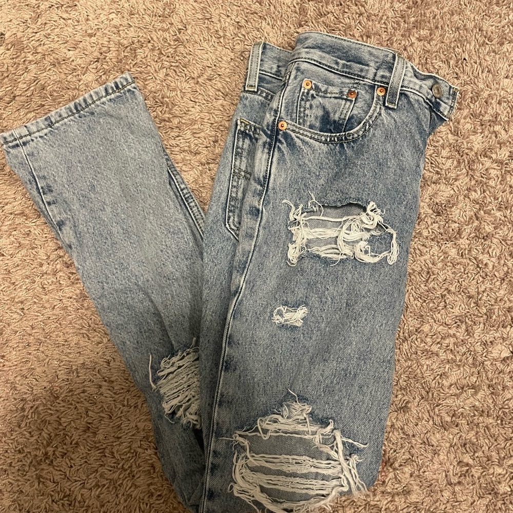 Levi Distressed Blue Jeans